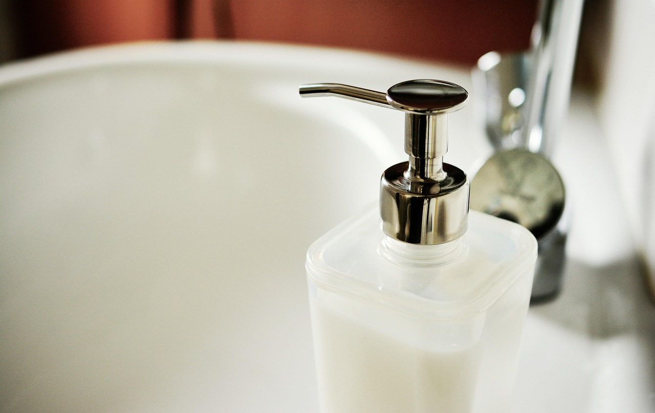 Five-Minute Bathroom Bliss: Sugheiryliz’s Lightning-Fast Cleaning Tips!